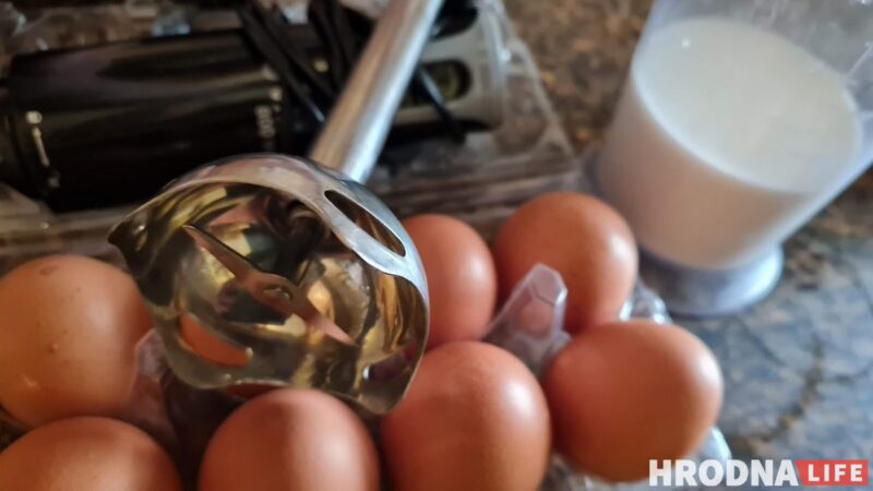 Рецепт омлета в моей семье очень простой. В нем только яйца и молоко из расчёта 30 грамм молока на 1 яйцо. Взбить блендером. Готовить на оливковом масле (примерно 1 ч.л.) в  разогретой сковородке с антипригарным покрытием, под крышкой