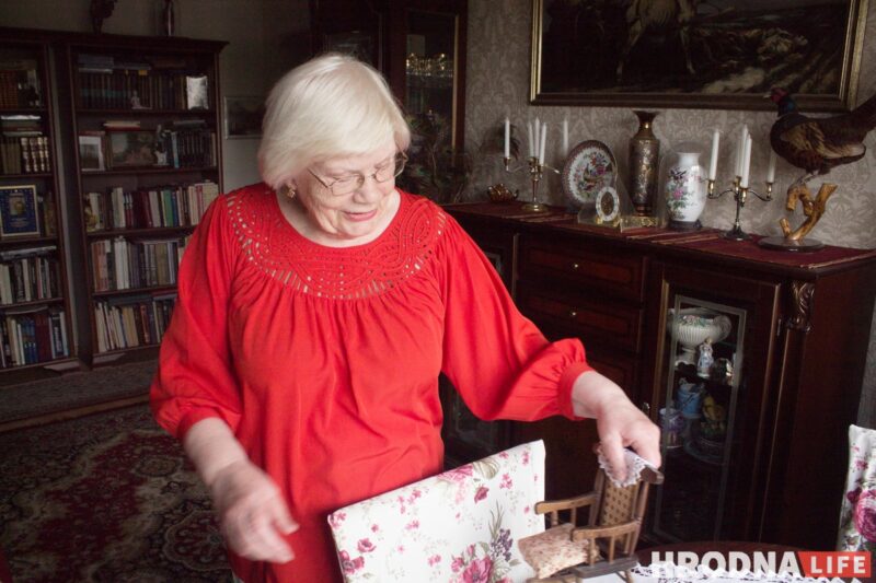 Шкаф из спичечного коробка, а рояль из Китая. Гродненка делает кукольные домики, которые не отличить от настоящих