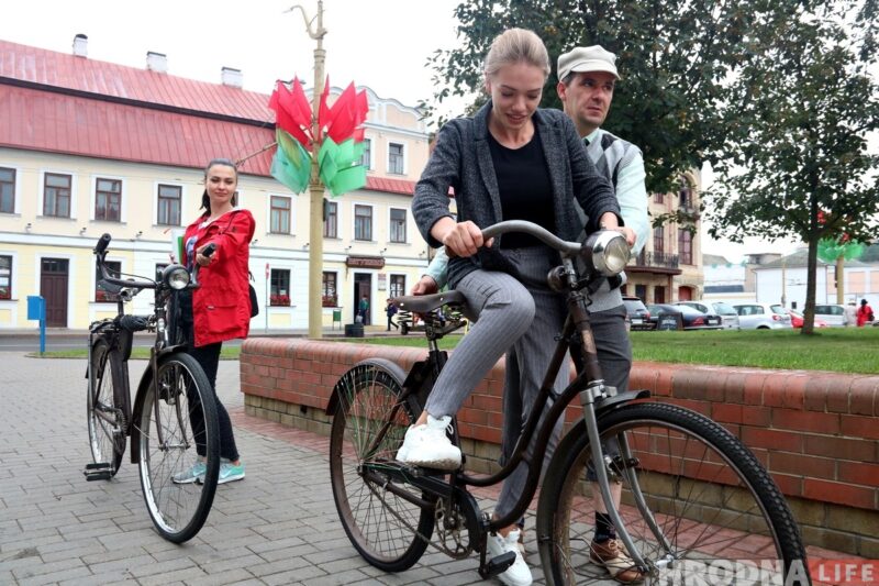 Коллекционер Андрей Комоско в 2019 году привез в Гродно два оригинальных велосипеда "Неман" и дал возможность горожанам прокатиться на них. Фото: Руслан Кулевич
