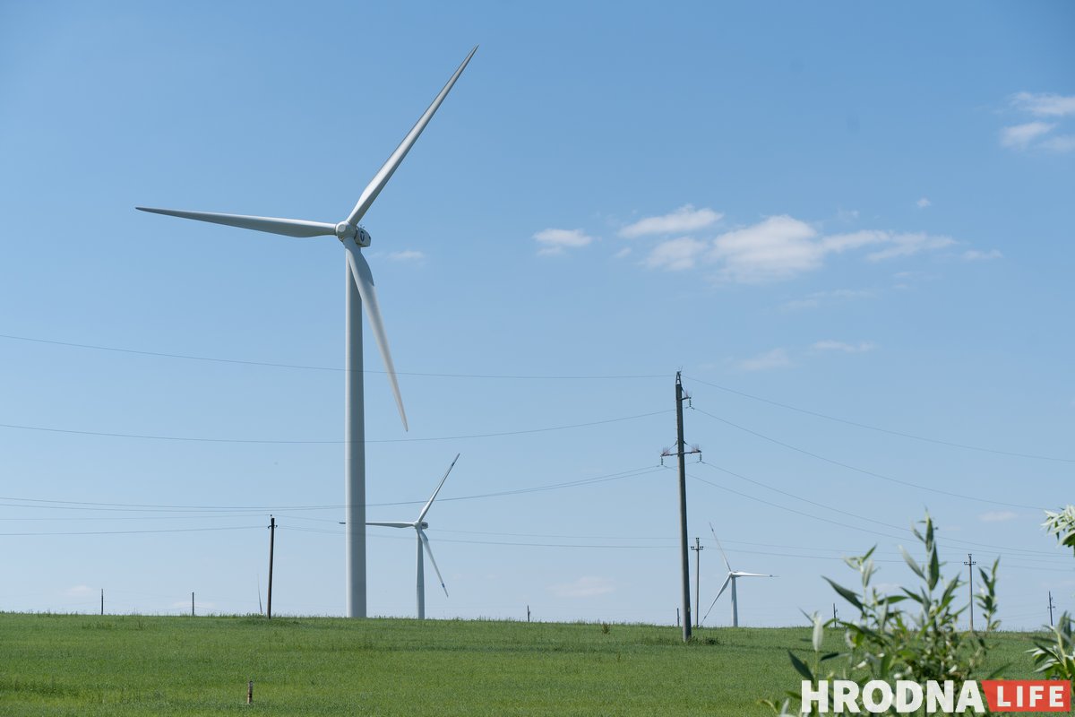 Возобновляемые источники энергии и зеленая энергетика - Новогрудок. Ветряк на переднем плане установлен на въезде в Новогрудок в рамках проекта ЕС