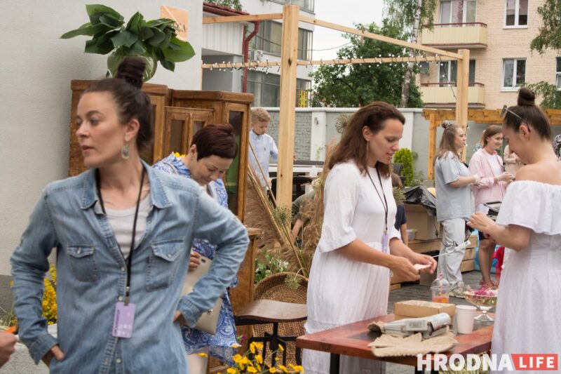 Колоски, диджеи и "водопой". В дворике на Мостовой открыли сезон летних вечеринок