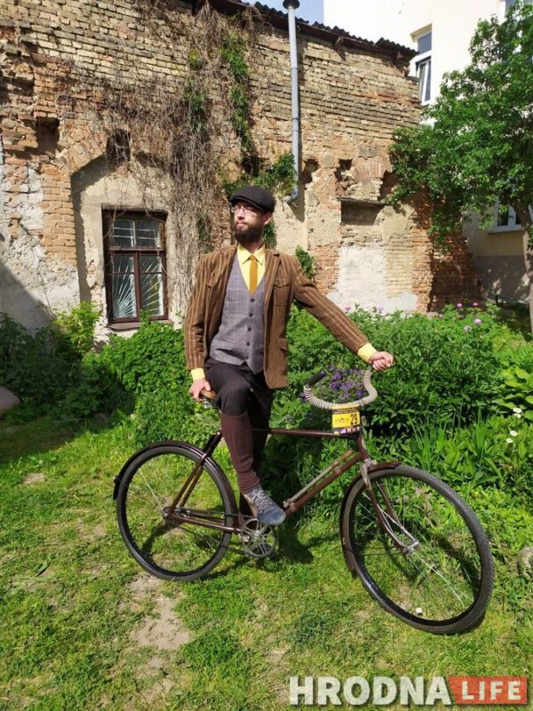 Михаил Нарынкевич с велосипедом "Неман". Фото из личного архива Михаила