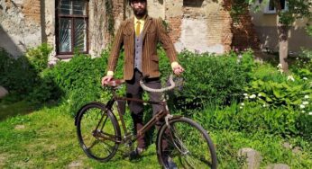 Гродненский экскурсовод на столетнем «Немане» стал участником международного ретровелопробега