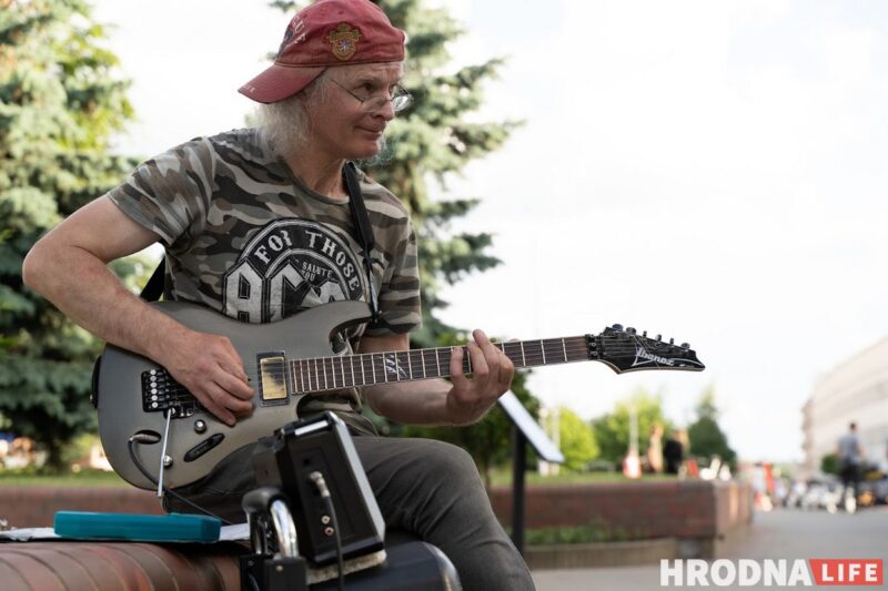 Любит рок, джаз и Гродно. Уличный музыкант нашел "идеальную культуру" и хочет здесь остаться