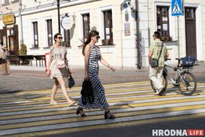 Защитный крем, легкая одежда и много воды. Как гродненцы спасаются от жары, когда температура бьёт рекорды