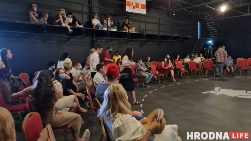 "Система учит не слышать, а подавлять". Уволенные актёры из Гродно показали в Вильнюсе «Третью смену»