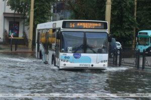 Затопило город и размыло дорогу. Сильный ливень прошёл в Гродно Затопило город и размыло дорогу. Сильный ливень прошёл в Гродно