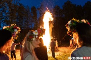 Ночной костёр, танцы и "папараць-кветка". Под Гродно ещё раз отпраздновали Купалье Ночной костёр, танцы и "папараць-кветка". Под Гродно ещё раз отпраздновали Купалье