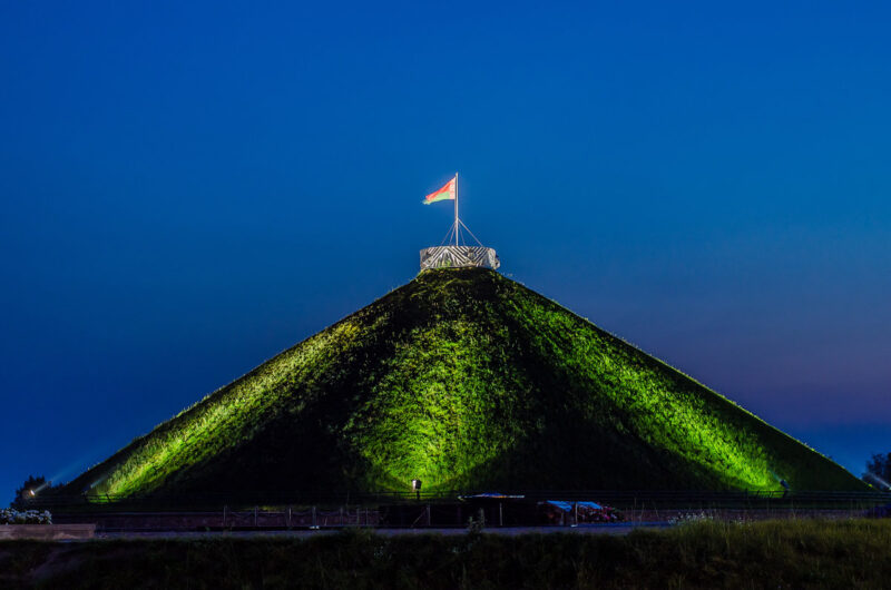 Гродненца, который поднял БЧБ-флаг на Кургане славы, задержали при попытке уехать из Беларуси