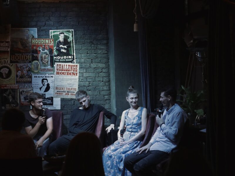 “Откровенные письма” читают в баре. Психологи и комики из Гродно организовали шоу с советами и шутками