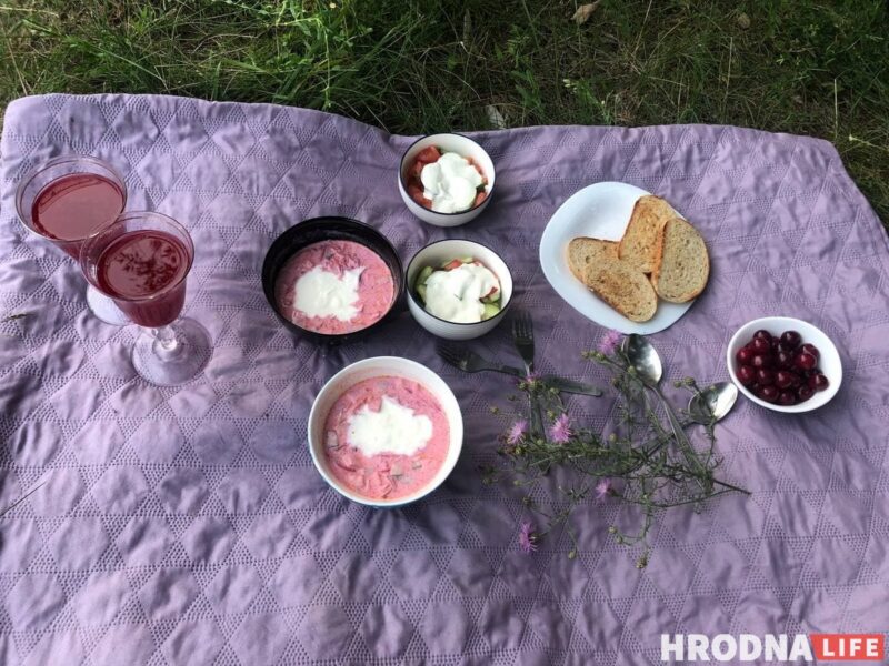 Летний пикник: холодник с колбасой, гренки и вишнёвый компот. Собираемся на природу за полчаса