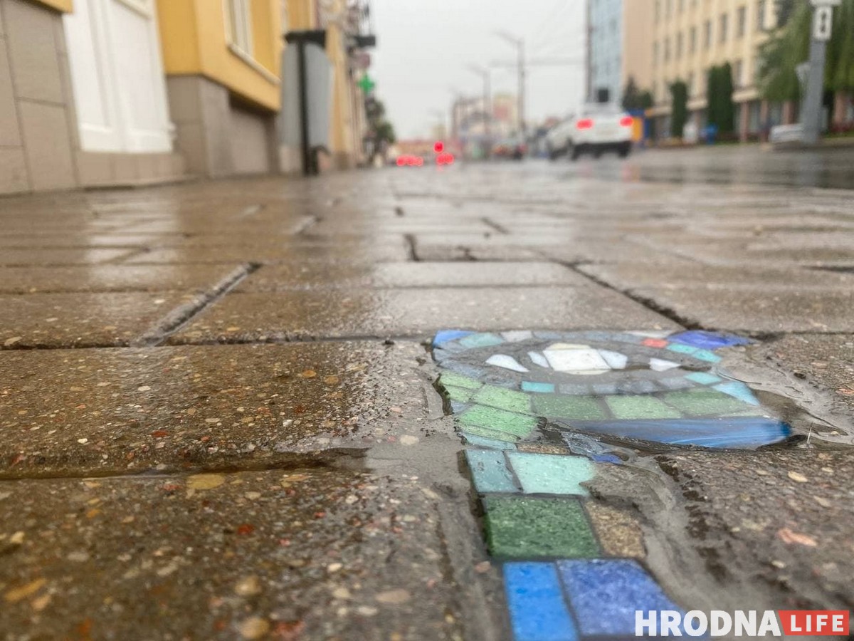 "Хирург тротуаров" или "свой Бэнкси"? Неизвестный мастер в Гродно создаёт стрит-арт под ногами