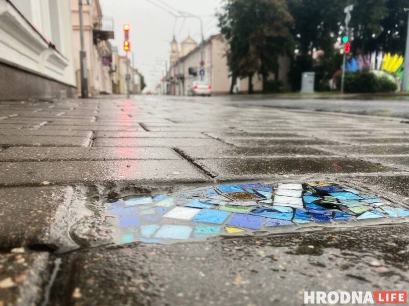 "Хирург тротуаров" или "свой Бэнкси"? Неизвестный мастер в Гродно создаёт стрит-арт под ногами