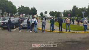 "Никто не торопился". В Гродненском облисполкоме прокомментировали очереди в ГАИ и обвинили в них гродненцев