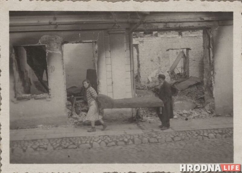 Гродненские евреи несут кровать на фоне разрушенных зданий. 1941 год, фото из альбома Йозефа Баура