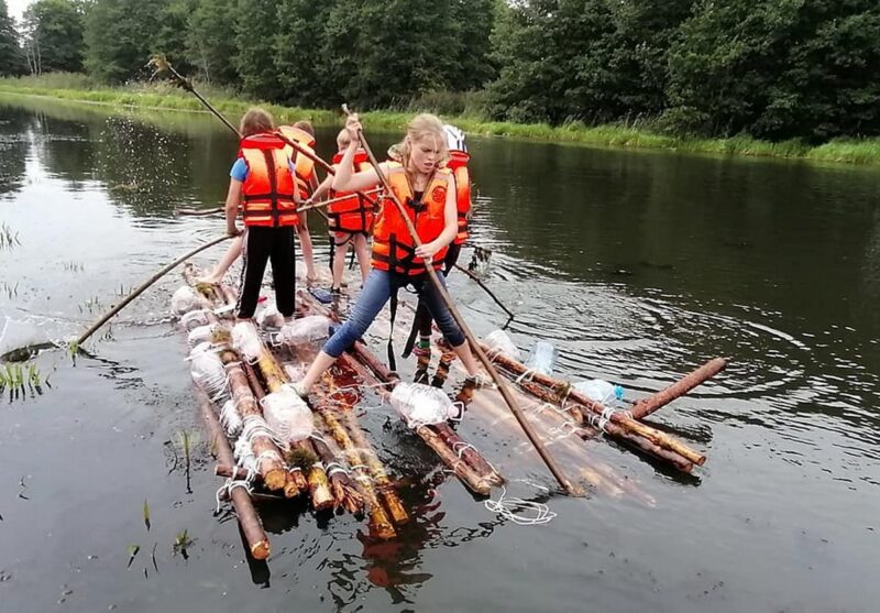«Развивашки отдыхают». Увели детей в лес, забрали мобильники и дали волю. Как гродненские инструкторы воспитывают покорителей вершин