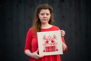 Художница из Гродно вошла в шортлист европейской премии: на ее работах расшиты автозаки, милиционеры и протестующие Художница из Гродно вошла в шортлист европейской премии: на ее работах расшиты автозаки, милиционеры и протестующие