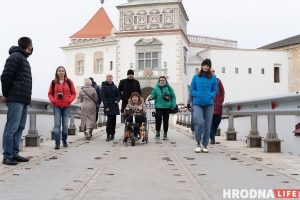 Неприступный Старый замок: Аня в инвалидной коляске попала только в один зал, Лера с ДЦП боялась спускаться по лестнице без перил