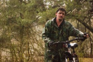 Уличный музыкант из Гродно уехал работать на Север. Теперь пилит лес