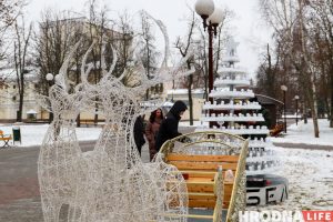 Меньше агротреша, больше фотозон и инфокиоск в елке. Смотрите, какие “дизайнерские” деревья поставили в гродненском парке Меньше агротреша, больше фотозон и инфокиоск в елке. Смотрите, какие “дизайнерские” деревья поставили в гродненском парке