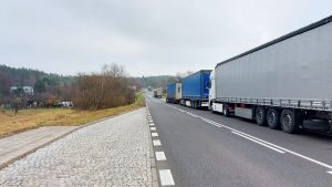 Дальнобойщиков не пускают и разворачивают: что происходит на белорусско-польской границе в первый день новых правил Чарга фураў у кірунку Баброўнікаў. Фота: Wojciech Szubzda, radio.bialystok.pl