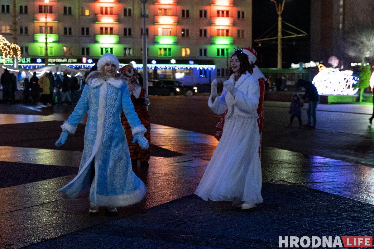 Под дождем и без флешмоба. В Гродно прошло шествие Дедов Морозов и зажгли главную ёлку
