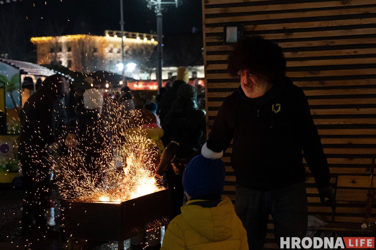 Под дождем и без флешмоба. В Гродно прошло шествие Дедов Морозов и зажгли главную ёлку