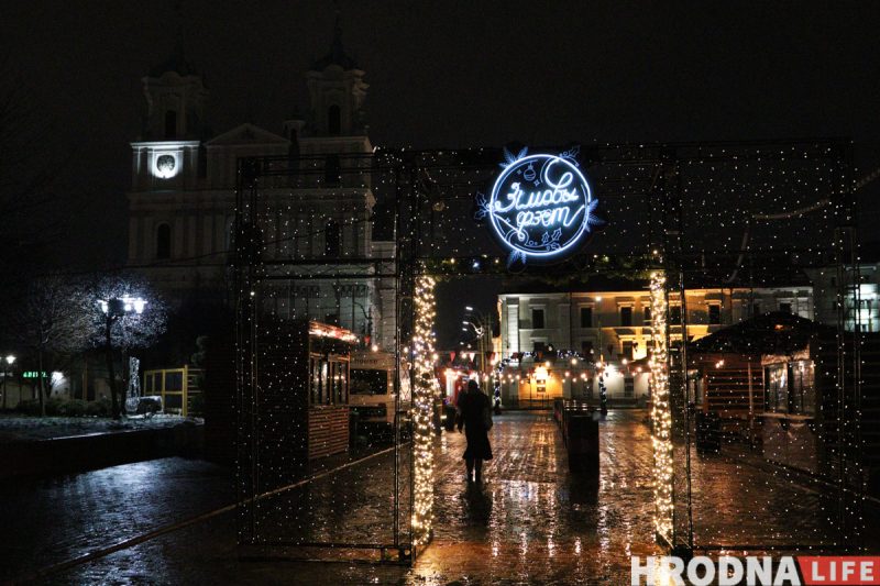 Дед Мороз - новичок, обещания грога и ламповость. На Советской заработала "европейская" рождественская ярмарка «Зімовы фэст» Дед Мороз - новичок, обещания грога и ламповость. На Советской заработала "европейская" рождественская ярмарка «Зімовы фэст»