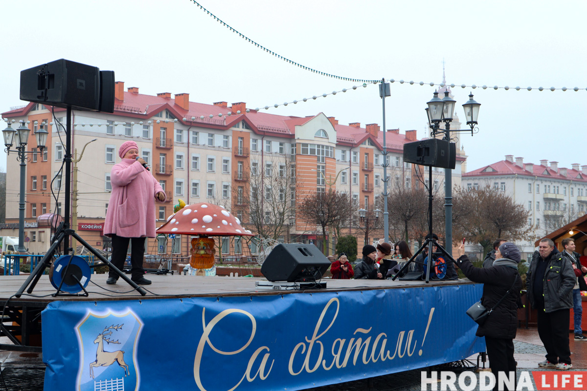Дед Мороз – новичок, обещания грога и ламповость. На Советской заработала “европейская” рождественская ярмарка «Зімовы фэст»