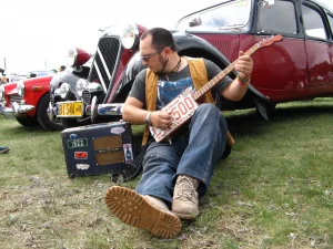 Ножка от телевизора и ящик из-под сигар. Мастер из Лиды почти 30 лет делает необычные инструменты