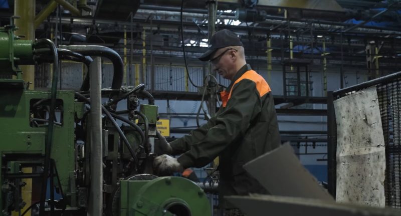 В цеху "Белкард". Скриншот Hrodna.life из фильма, посвященного 70-летию ОАО "Белкард"