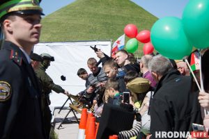 Шествие, концерт и выставка оружия. В Гродно отметили День Победы, а Караев рассказал о "призраке фашизма недалеко от нас" Празднование дня Победы в Гродно на Кургане Славы, 9 мая 2022 года