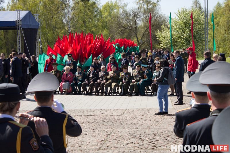 Шествие, концерт и выставка оружия. В Гродно отметили День Победы, а Караев рассказал о "призраке фашизма недалеко от нас"
