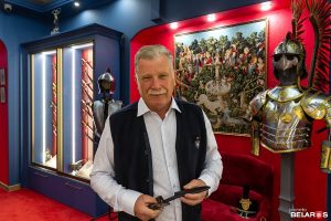 Отцовская сабля, дедова шашка и берестовицкий волк. Анатолий Гришук рассказал, как семейная история стала городским музеем Анатолий Гришук, создатель музея "Гришук Арсенал" в Гродно