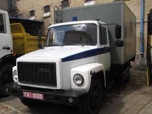 Купить автозак за 11 000 рублей, либо милицейский УАЗик за 6000. Какую старую технику продают государственные учреждения