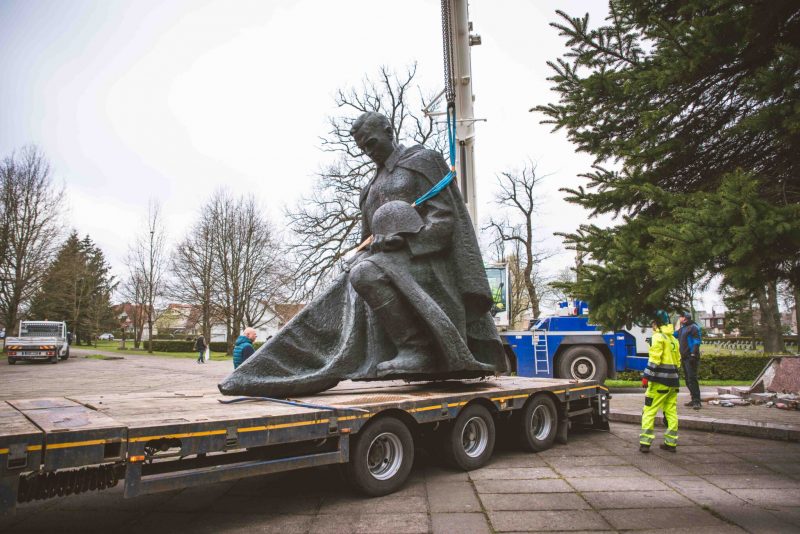 Демонтаж памятника Воин в Каунасе -