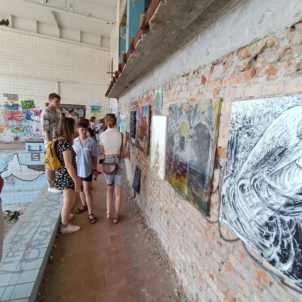 В Гродно в заброшенном бассейне открыли выставку молодежного искусства