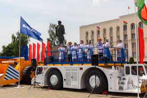 МАЗ с ралли "Дакар" и тягач для самолета как сцена. Какую технику показали гродненцам на выставке Форума регионов