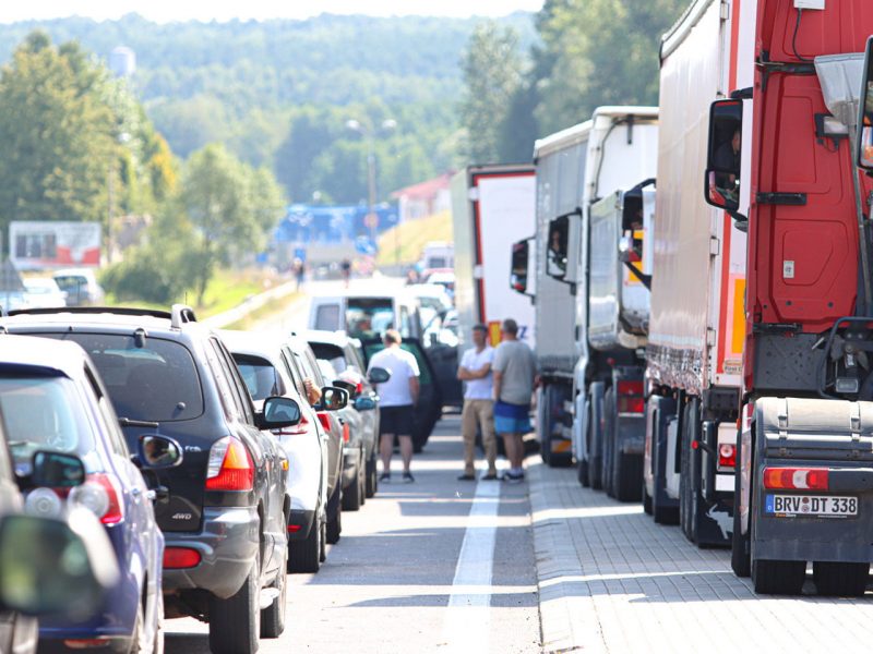 Пассажиры меняют автобусы прямо в очереди, чтобы не ждать 10 часов. Что сейчас происходит на границе с ЕС мяжа баброўнікі граница бобровники