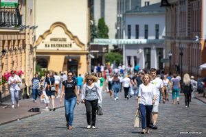 В Старый замок нет билетов, в гостиницах нет мест, экскурсоводов не хватает: Гродно заполонили туристы Туристы на улицах Гродно. Фото иллюстрационное onliner.by