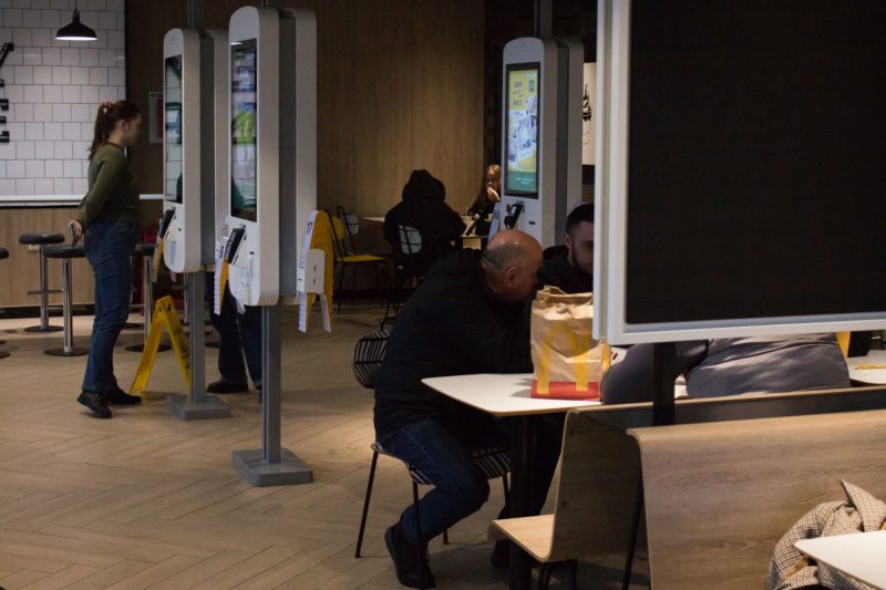 Без очередей: как прошли последние часы работы McDonald’s в Гродно