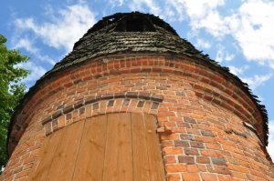 В Щорсах выставили на аукцион "дом муми-троллей". На самом деле это редкий памятник архитектуры В Щорсах выставили на аукцион "дом муми-троллей". На самом деле это редкий памятник архитектуры