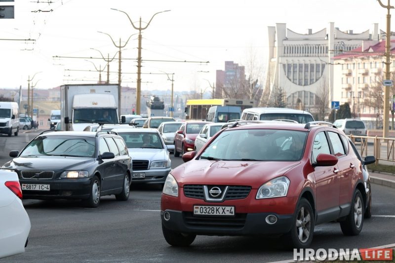 Заторы ў горадзе Гродна здараюцца часта - і тады транспарт стаіць і ледзь рухаецца.