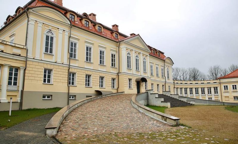 Дворец в Святске готовят к открытию: как выглядит отремонтированное здание
