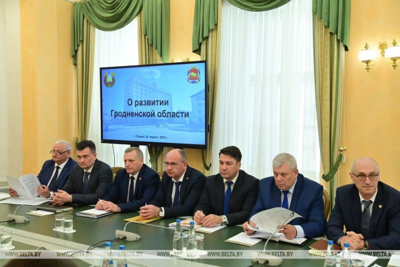 гродненские чиновники и Мечислав Гой на совещании с Лукашенко в Гродно