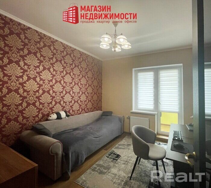Вторая комната в двухуровневой квартире на Кремко. Фото realt.by