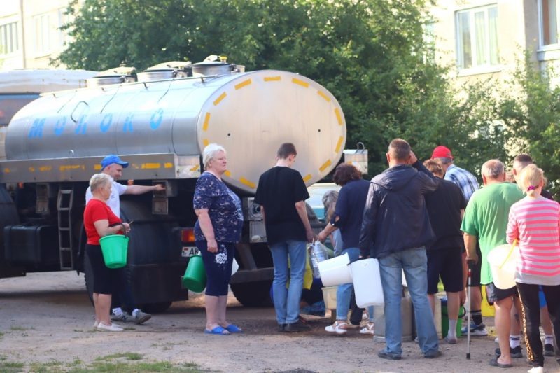 Жители Новогрудка набирают воду из цистерны