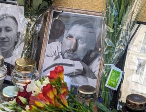 Не оказали помощь, была язва, отреагировал Совет Европы. Что известно про смерть политзаключенного Алеся Пушкина Берлин. Беларусы несут цветы и свечи к мемориалу в память Алеся Пушкина. Фото Антона Мотолько 2