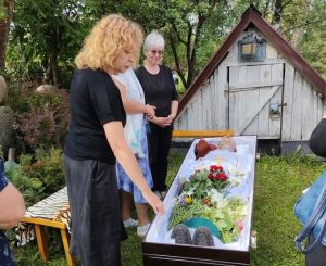 “Шутить нужно”. Беларусские стендап-комики о юморе во время войны и репрессий Прощание с Алесем Пушкиным, деревня Бобр, 13 июля 2023