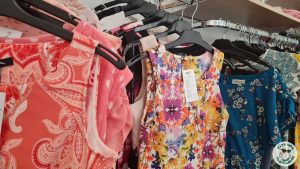 Платья на витрине в магазине секондхенд